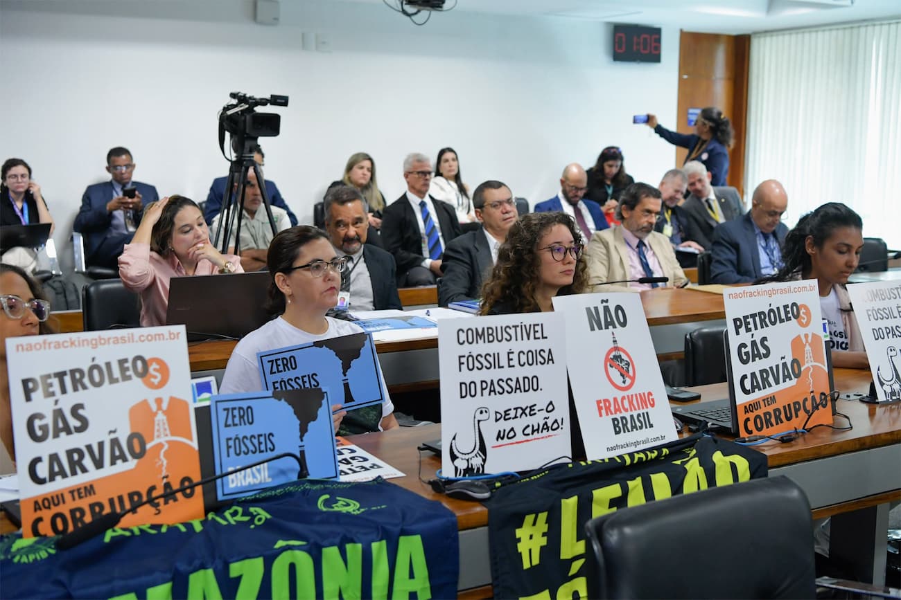 Protest signs at a public hearing on oil and gas reserves in the Brazilian equatorial margin, held by a senate environmental commission in Brasilia in 2024. Government agencies and Petrobras have stated that a recent exploration licence was awarded after a rigorous five-year environmental analysis (Image: Geraldo Magela / Agência Senado, CC BY)